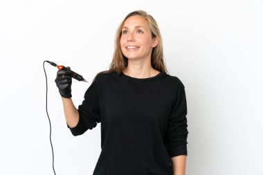 Dövme sanatçısı kadın beyaz arka planda izole edilmiş bir fikir ararken