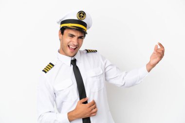 İzole edilmiş beyaz arka plan üzerinde uçak pilotu gitar hareketi yapıyor