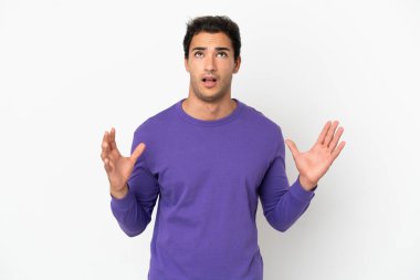 Kafkasyalı yakışıklı, soyutlanmış beyaz bir arka plan.