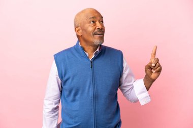 Kübalı son sınıf öğrencisi pembe arka planda izole edildi.