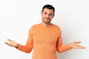 İzole edilmiş beyaz arka planı olan Brezilyalı adamın şüpheleri var