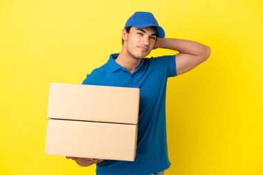 Yalıtılmış sarı duvarda teslimatçı şüpheleri var.