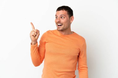 İzole edilmiş beyaz arka plan üzerinde Brezilyalı bir adam parmağını kaldırırken çözümün farkına varma niyetinde.