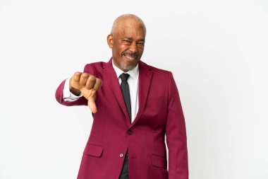 Kübalı üst düzey izole edilmiş beyaz arka planda başparmağın olumsuz ifadesini gösteriyor