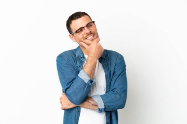 İzole edilmiş beyaz arka plan üzerinde Brezilyalı bir adam bir fikir düşünürken...