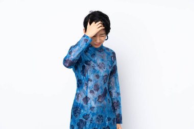 Kısa saçlı genç Vietnamlı kadın geleneksel bir elbise giyiyor izole edilmiş beyaz arka planı ve baş ağrısı var.