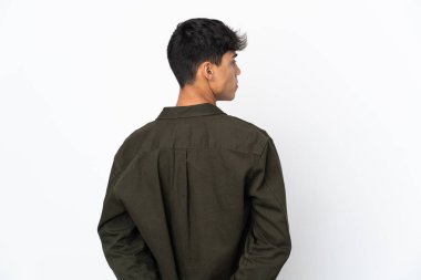 Arka planda izole edilmiş beyaz arka planda genç bir adam var.