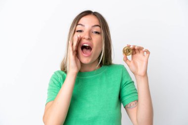 Elinde Bitcoin tutan genç Romen kadın beyaz arka planda izole edilmiş ve ağzı açık bağırıyor