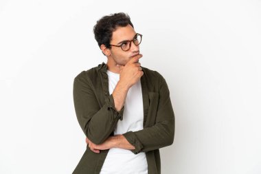 Kafkasyalı yakışıklı, soyutlanmış beyaz bir geçmişi var. Şüpheleri var ve kafası karışmış bir yüz ifadesi var.