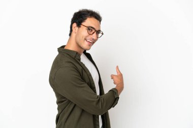 Kafkas yakışıklı adam izole edilmiş beyaz arka plan geriye işaret ediyor