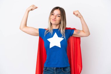 Genç Romen kadın süper kahraman kostümlü beyaz arka planda izole edilmiş ve güçlü bir jest yapıyor