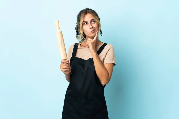 Jeune Femme Cuisine Uruguayenne Blonde Isolée Sur Fond Bleu Ayant — Photo