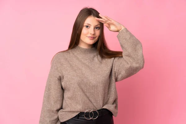 Adolescente Caucasiana Menina Isolada Fundo Rosa Saudando Com Mão Com — Fotografia de Stock