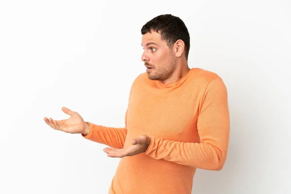 Hombre Brasileño Sobre Fondo Blanco Aislado Con Expresión Sorpresa Mientras — Foto de Stock