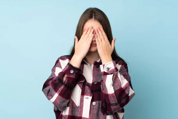Teenager Kaukasischen Mädchen Isoliert Auf Blauem Hintergrund Bedeckt Augen Mit — Stockfoto