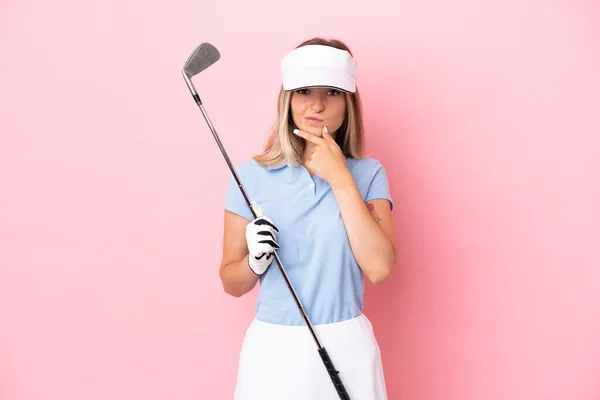 Jovem Jogador Golfe Mulher Isolada Fundo Rosa Pensando — Fotografia de Stock