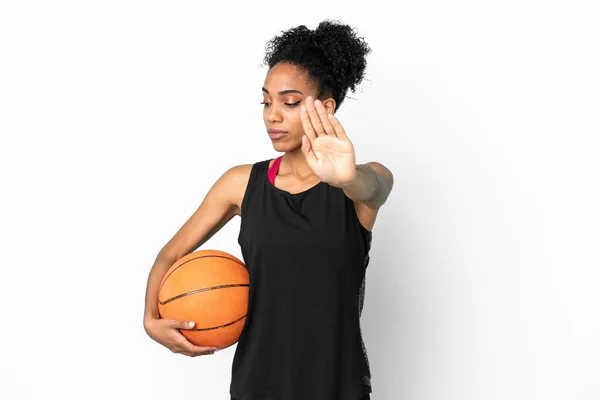 Pemain Basket Muda Latin Wanita Terisolasi Latar Belakang Putih Membuat — Stok Foto