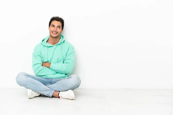 Beyaz Yakışıklı Bir Adam Yerde Oturuyor Kolları Bağlı Mutlu — Stok fotoğraf