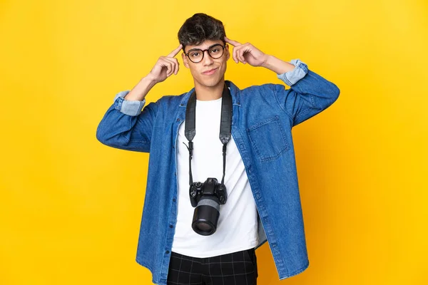 Zole Edilmiş Sarı Arka Planı Olan Genç Fotoğrafçı Şüpheleri Düşünceleri — Stok fotoğraf
