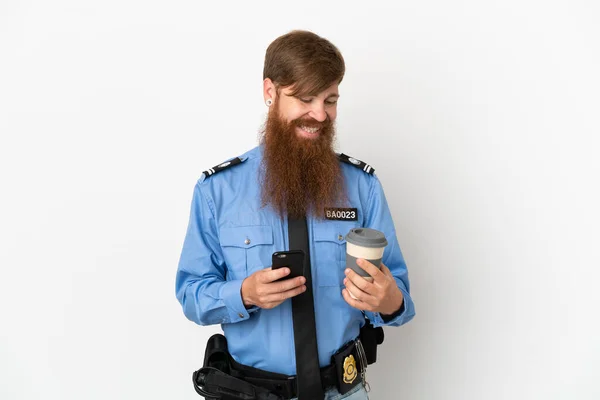 Rödhårig Polis Man Isolerad Vit Bakgrund Håller Kaffe För Att — Stockfoto