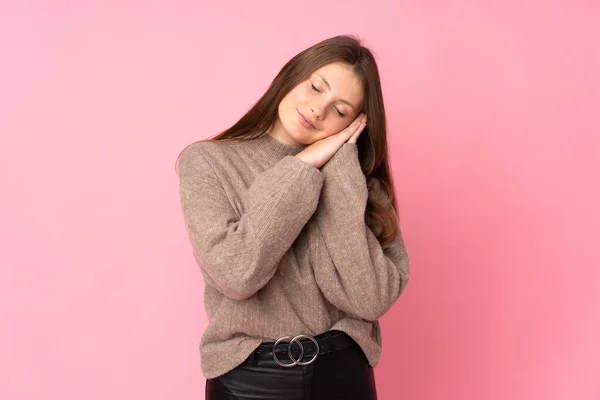 Adolescente Caucásico Chica Aislado Rosa Fondo Haciendo Sueño Gesto Dorable — Foto de Stock