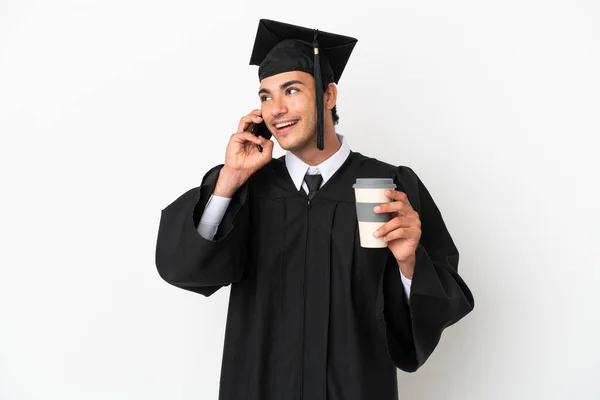 Junge Universitätsabsolventen Vor Isoliertem Weißen Hintergrund Mit Kaffee Zum Mitnehmen — Stockfoto