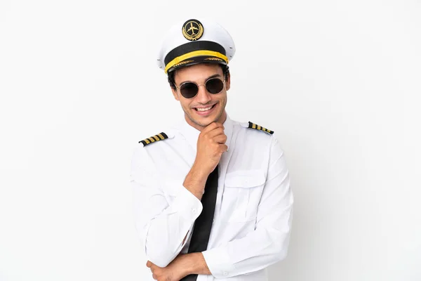 Zole Edilmiş Beyaz Arka Plan Üzerinde Gözlüklü Gülümseyen Uçak Pilotu — Stok fotoğraf