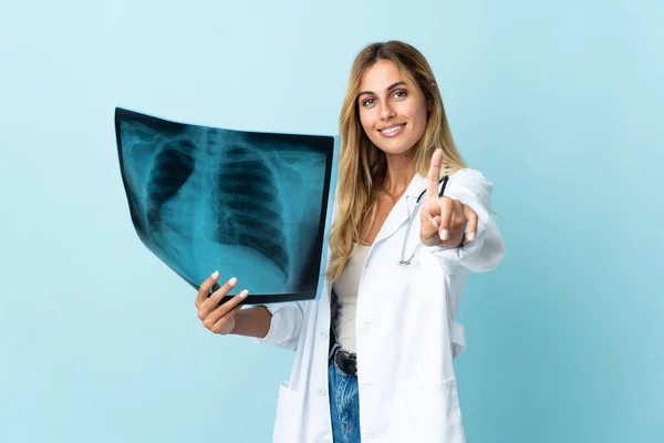 Jovem Loira Uruguaia Médico Mulher Isolada Fundo Azul Mostrando Levantando — Fotografia de Stock