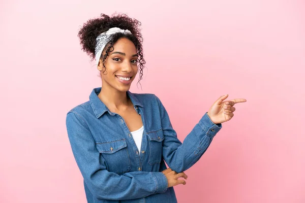 Mujer Latina Joven Aislada Sobre Fondo Rosa Apuntando Con Dedo —  Fotos de Stock