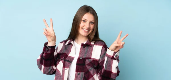 Teenager Kavkazská Dívka Izolované Modrém Pozadí Ukazující Vítězství Znamení Oběma — Stock fotografie
