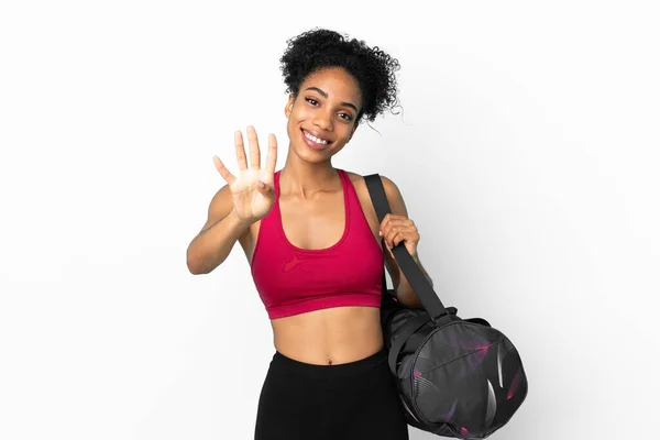 年轻的运动非洲裔美国女人 提着运动包 蓝色背景 快乐极了 有四个手指头 — 图库照片