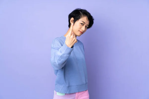 Young Vietnamese Woman Short Hair Isolated Purple Background Doing Coming — Stock Photo, Image