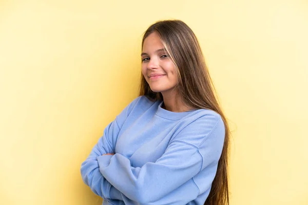 Mulher Branca Jovem Isolado Fundo Amarelo Com Braços Cruzados Olhando — Fotografia de Stock