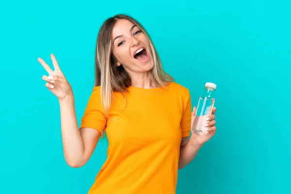 Mujer Rumana Joven Con Una Botella Agua Aislada Sobre Fondo —  Fotos de Stock