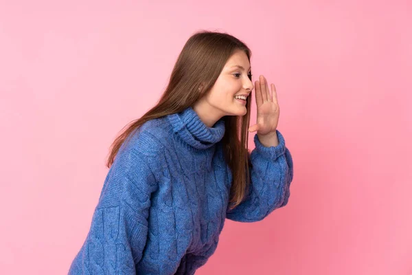 Adolescente Caucasiana Menina Isolada Fundo Rosa Gritando Com Boca Bem — Fotografia de Stock