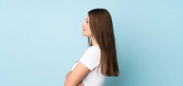 Adolescente Chica Caucásica Aislado Sobre Fondo Azul Posición Lateral —  Fotos de Stock