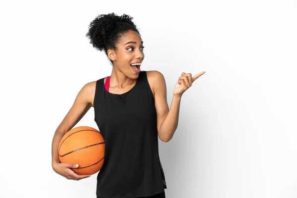 Pemain Basket Muda Wanita Latin Yang Terisolasi Latar Belakang Putih — Stok Foto