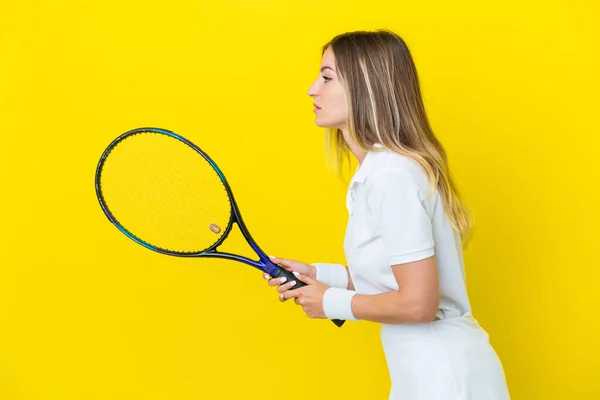 Genç Romen Kadın Sarı Arka Planda Tenis Oynarken Izole Edildi — Stok fotoğraf