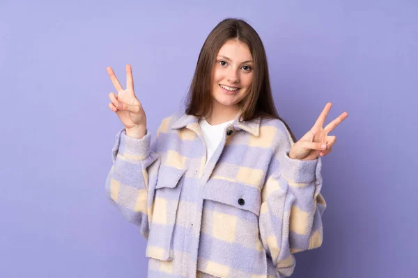 Adolescente Caucasico Ragazza Isolato Sfondo Viola Mostrando Segno Vittoria Con — Foto Stock