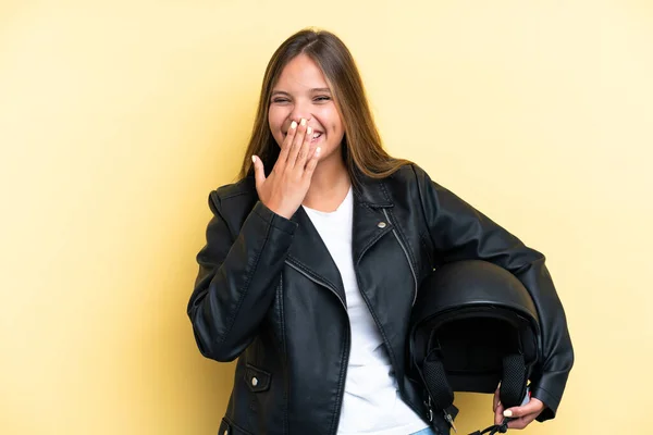 Молодая Белая Женщина Мотоциклетным Шлемом Желтом Фоне Счастливая Улыбающаяся Прикрывающая — стоковое фото