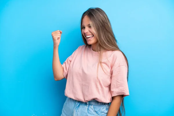 Joven Mujer Caucásica Aislada Sobre Fondo Azul Celebrando Una Victoria —  Fotos de Stock