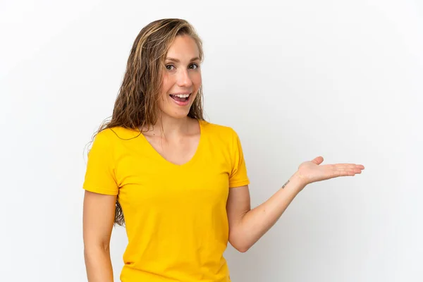 Jonge Kaukasische Vrouw Geïsoleerd Witte Achtergrond Presenteren Van Een Idee — Stockfoto