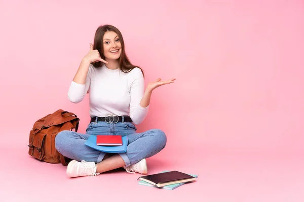 Teenager Kaukasischen Studentenmädchen Sitzt Auf Dem Boden Isoliert Auf Rosa — Stockfoto