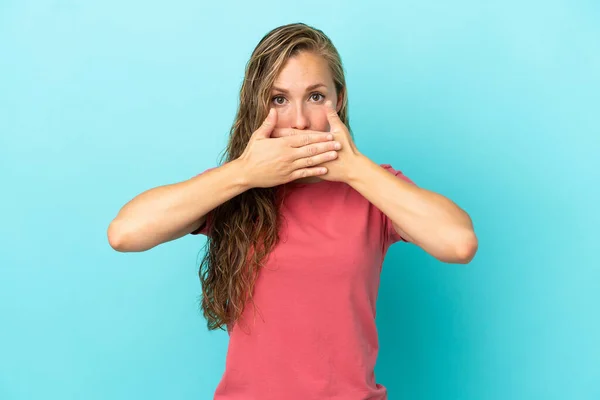 Giovane Donna Caucasica Isolata Sfondo Blu Che Copre Bocca Con — Foto Stock