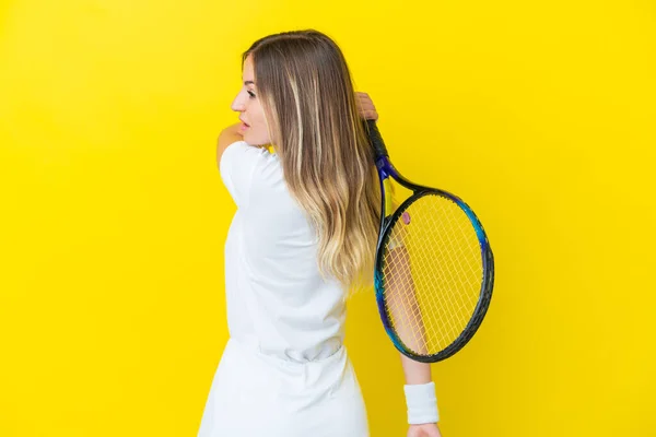 Νεαρή Ρουμάνα Απομονωμένη Κίτρινο Φόντο Παίζοντας Τένις — Φωτογραφία Αρχείου
