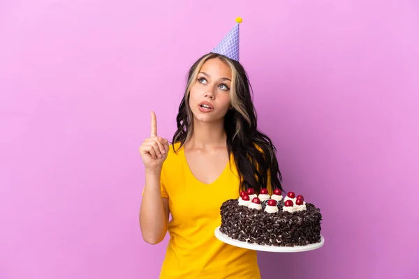 Adolescente Rusa Chica Sosteniendo Pastel Cumpleaños Aislado Sobre Fondo Púrpura —  Fotos de Stock