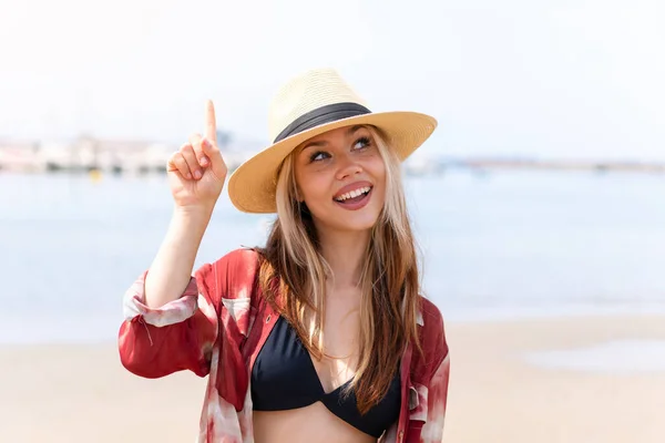Joven Mujer Bonita Vacaciones Verano Playa Con Intención Darse Cuenta — Foto de Stock