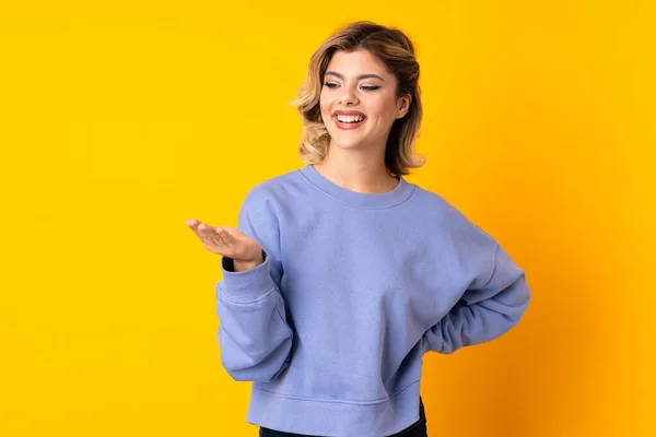 Young Russian Woman Isolated Yellow Background Presenting Idea While Looking — Stock Photo, Image