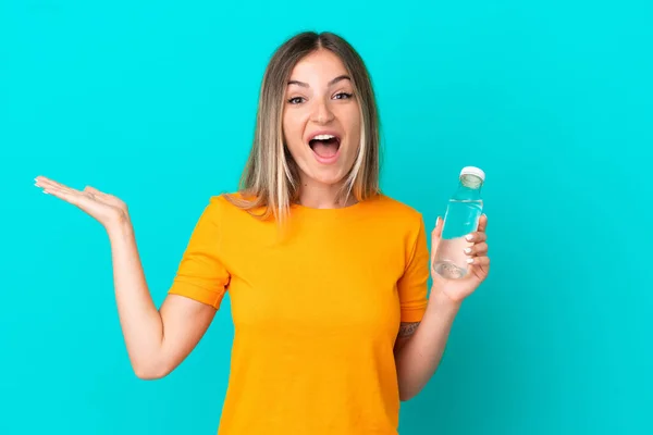 Mujer Rumana Joven Con Una Botella Agua Aislada Sobre Fondo —  Fotos de Stock