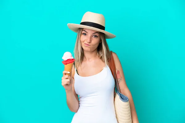 Junge Rumänin Mit Eis Und Strandtasche Auf Blauem Hintergrund Und — Stockfoto